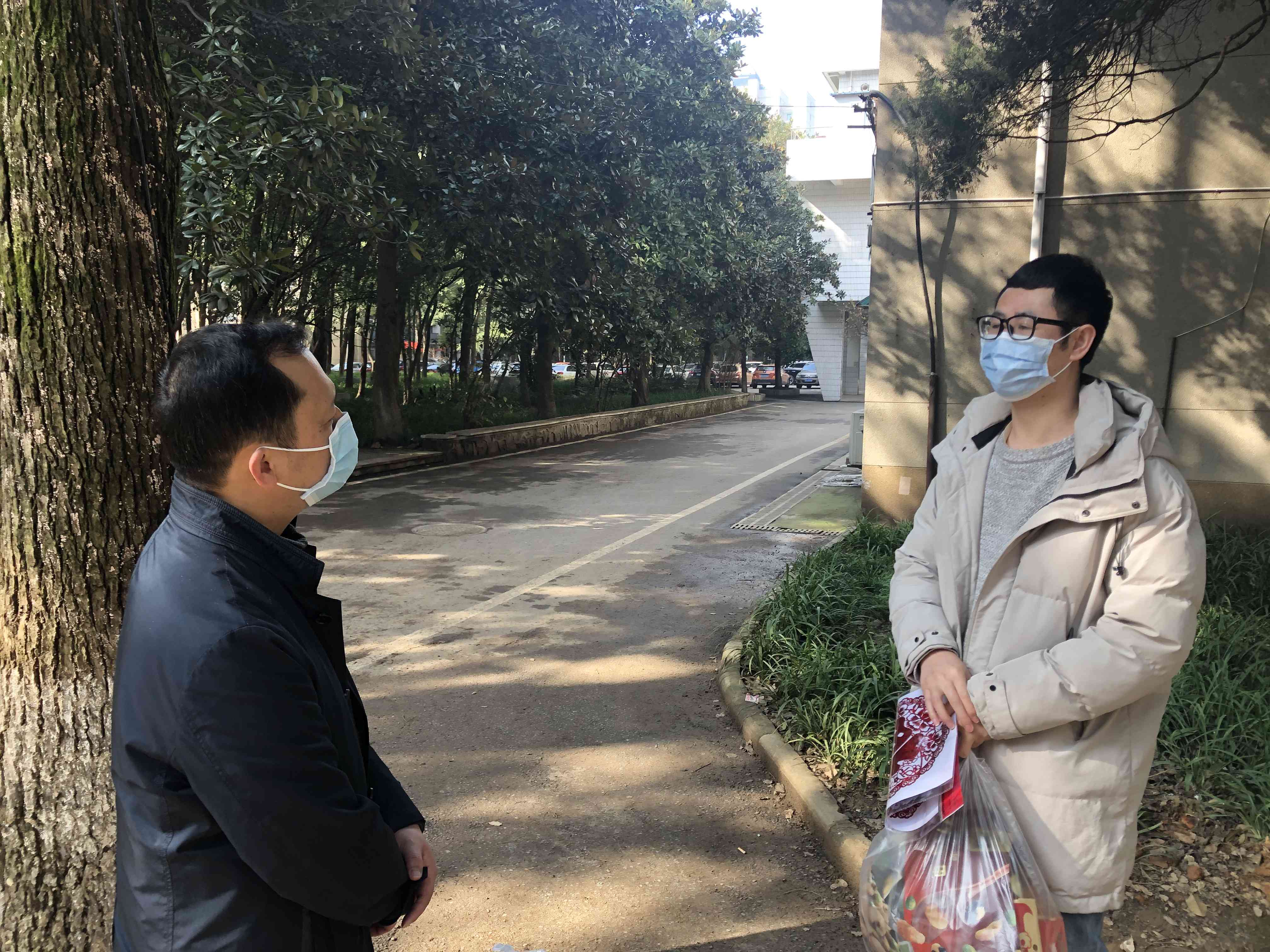 1612856278389781.jpg 英国365上市官网走访慰问图片1.jpg