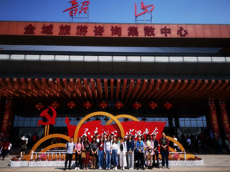 1557798304985901.jpg 英国365上市官网学生党员骨干赴韶山学习.jpg