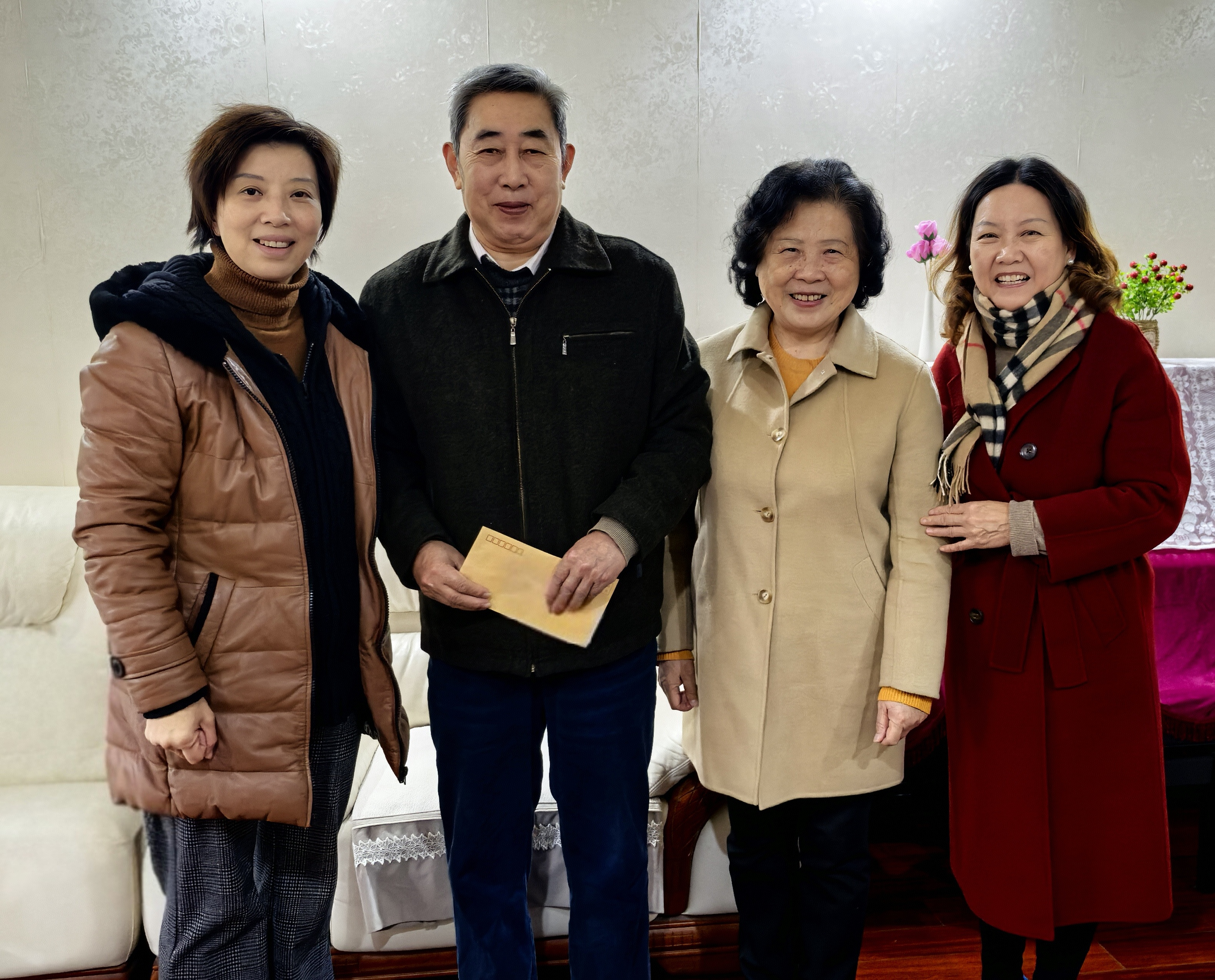 英国365上市官网春节前走访慰问退休老教授